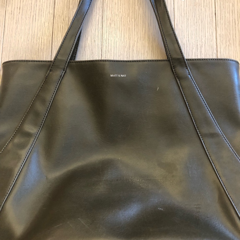 Matt & Natt tote bag, Vegan Leather, in army green. Discontinued at store.